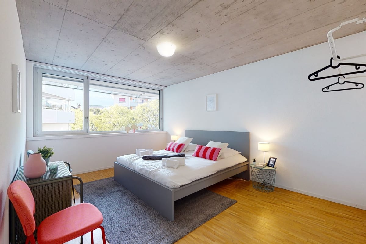 Modernes Schlafzimmer mit großer Fensterfront