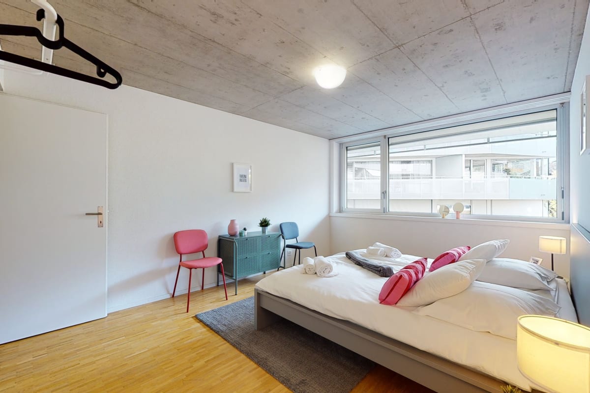 Helles Schlafzimmer mit großen Fenstern