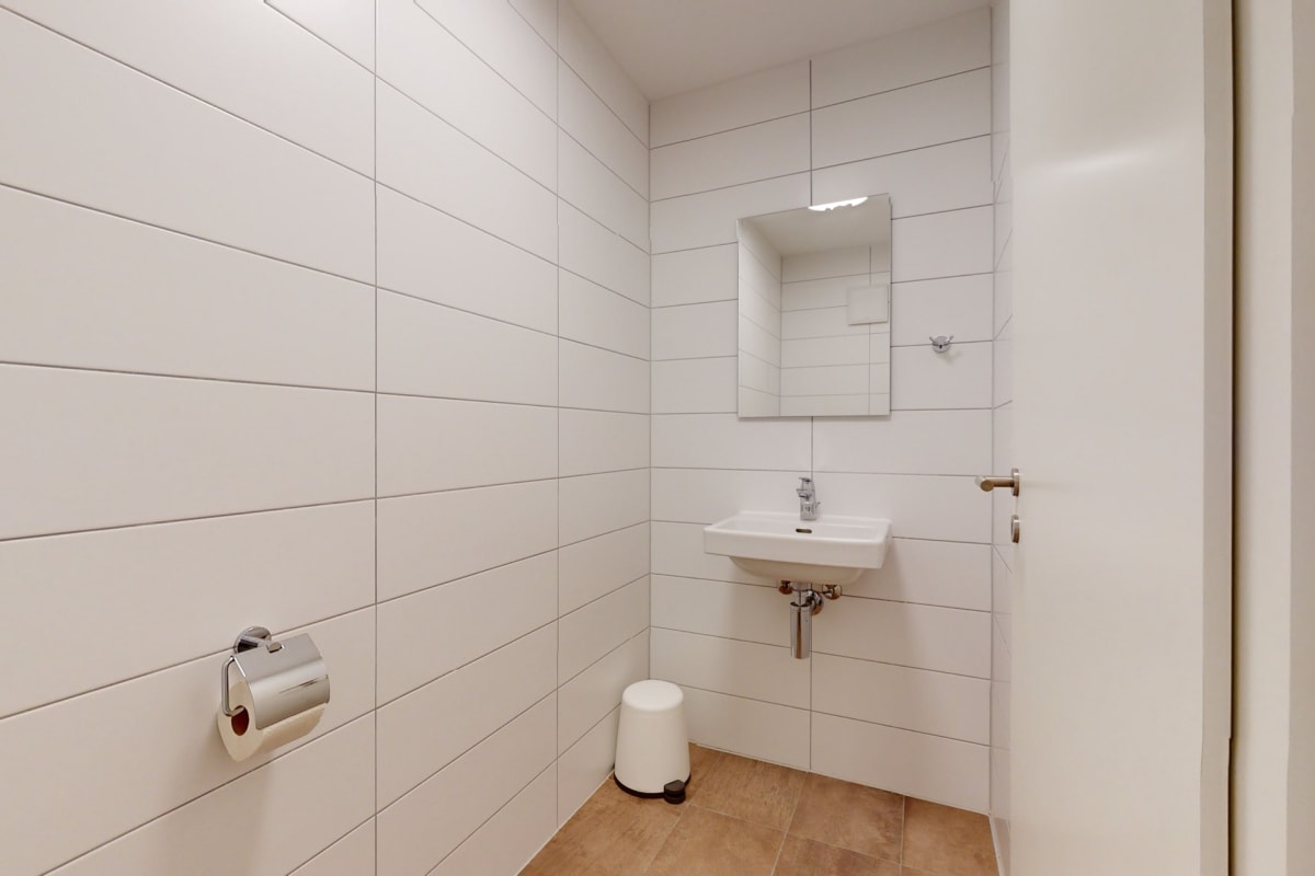 Gäste-WC mit Wandfliesen