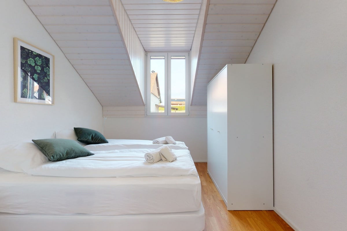 Helles Schlafzimmer unter Dachschräge