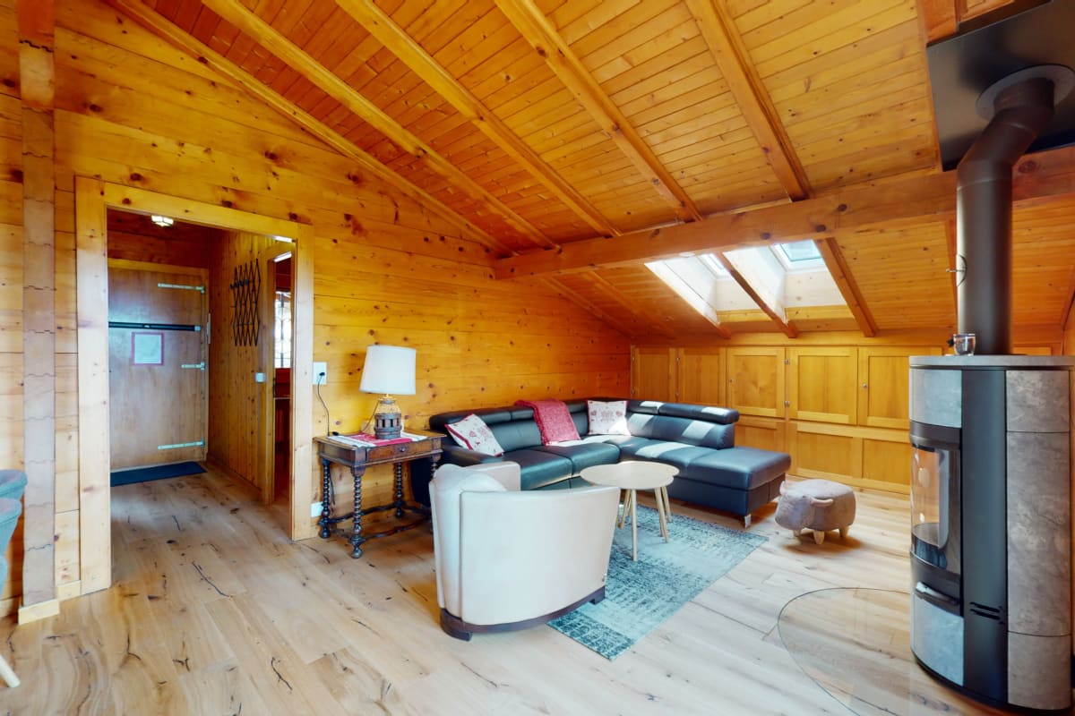 Gemütliches Holzwohnzimmer mit Ofen