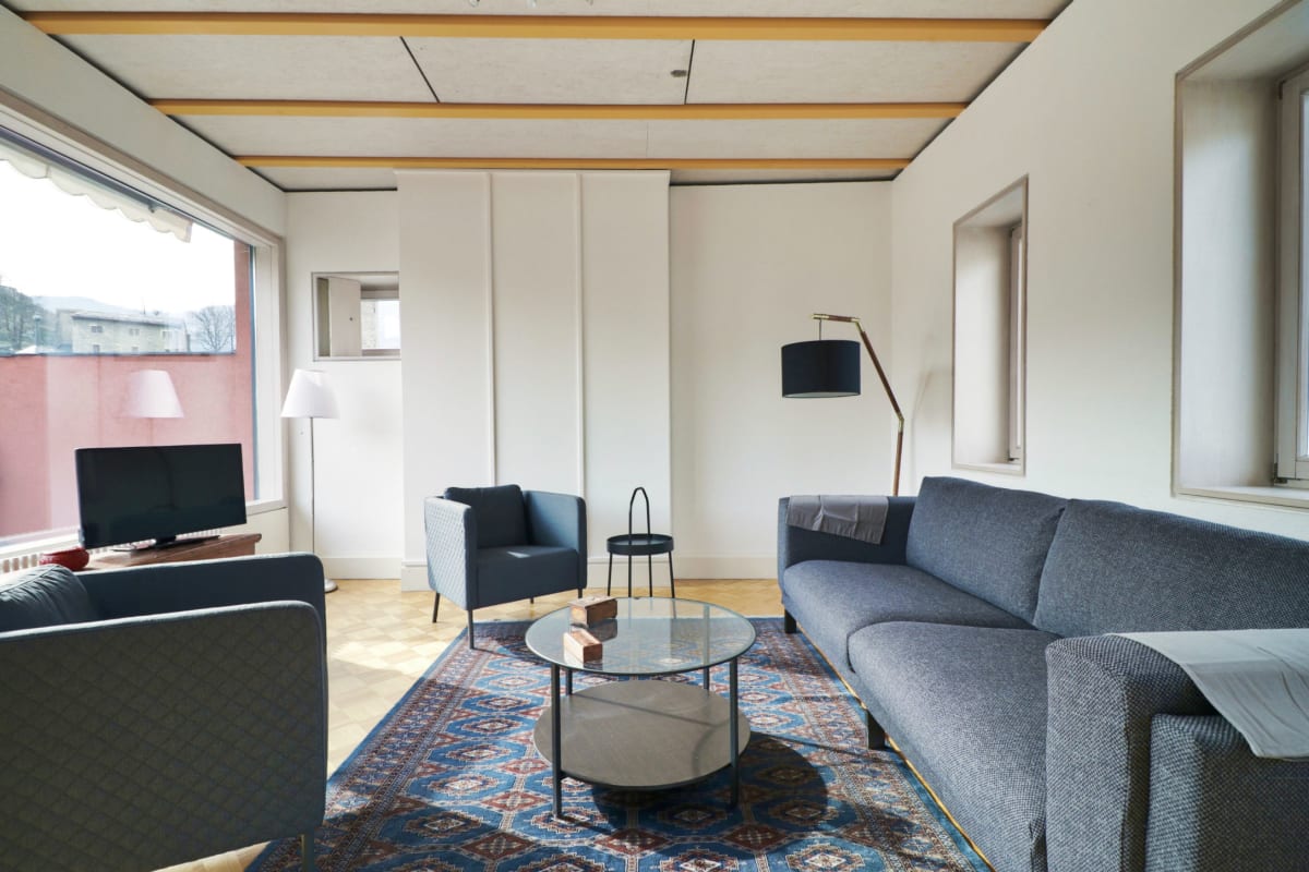 Modernes Wohnzimmer mit großen Fenstern