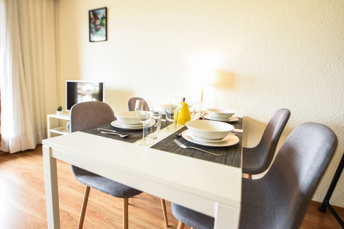 Heller Essbereich mit gedecktem Tisch