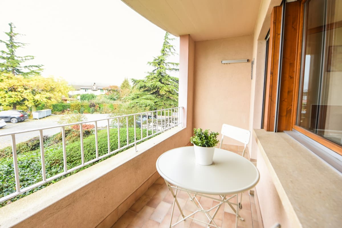 Balkon mit Tisch und Ausblick ins Grüne