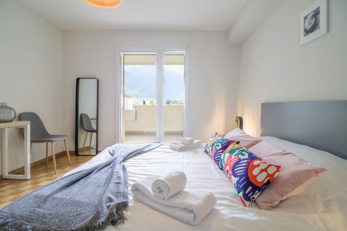 Helles Schlafzimmer mit Balkonblick