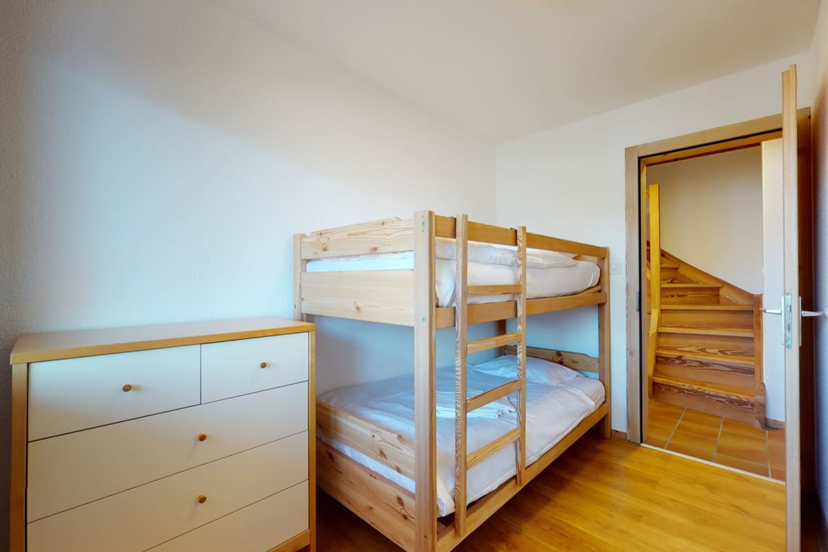 Doppelstockbett in schlichtem Schlafzimmer