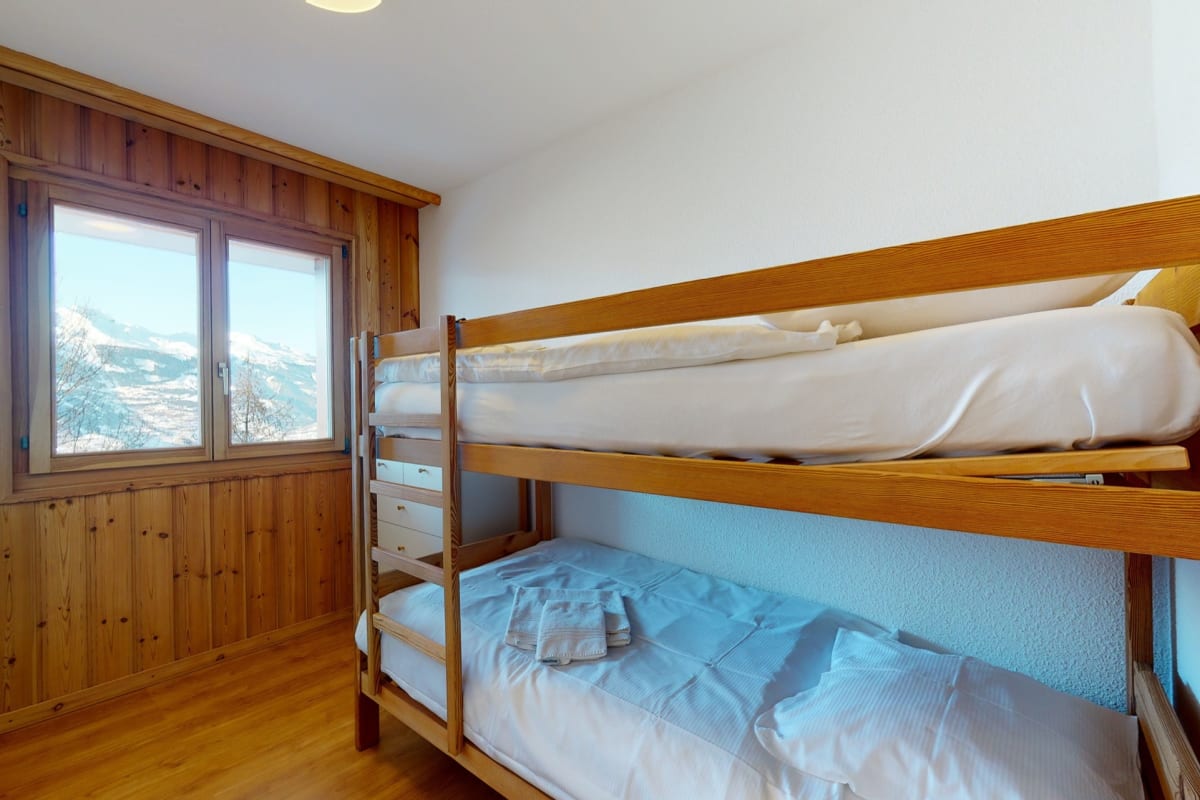 Etagenbett-Zimmer mit Bergblick