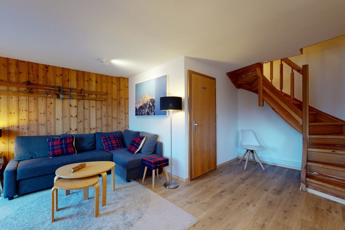 Gemütlicher Wohnbereich mit Holztreppe
