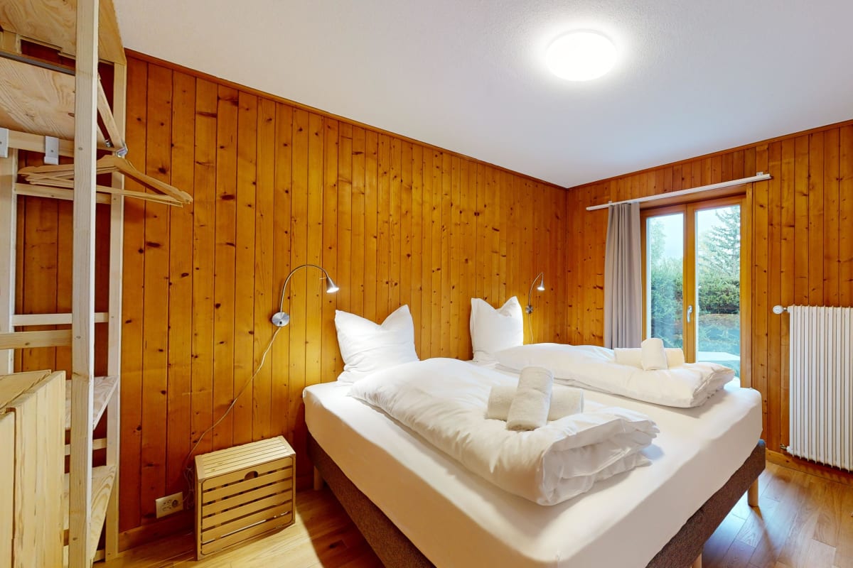 Gemütliches Schlafzimmer mit Holzvertäfelung