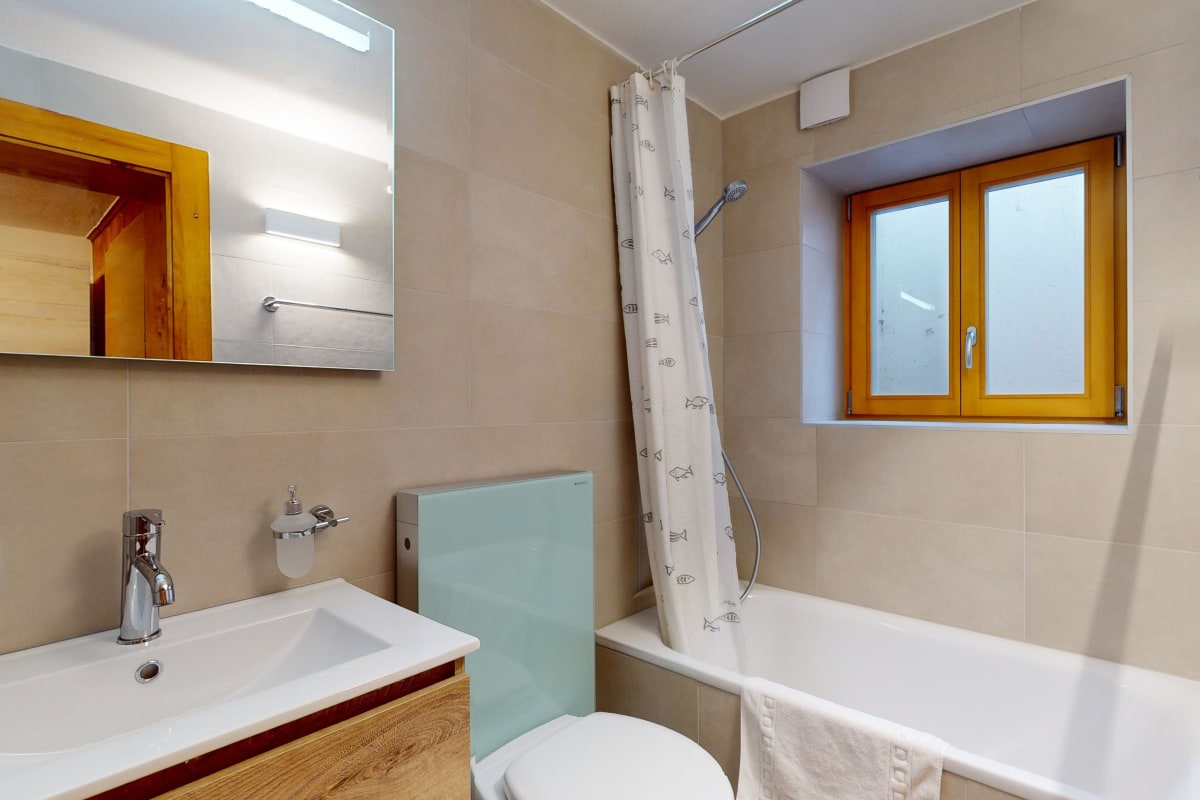 Modernes Badezimmer mit Badewanne und Fenster