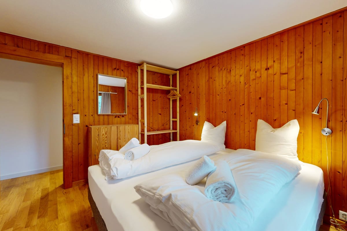 Gemütliches Schlafzimmer mit Holzverkleidung