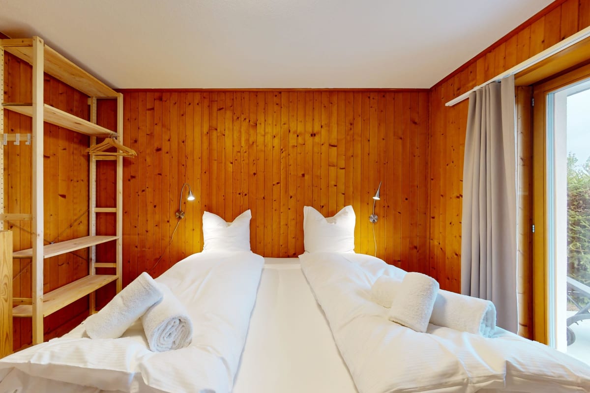Gemütliches Schlafzimmer mit Holzvertäfelung