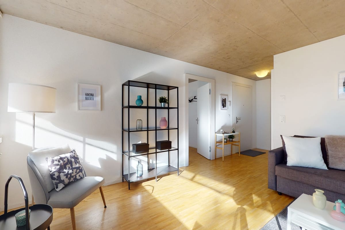 Helles Wohnzimmer mit minimalistischer Einrichtung