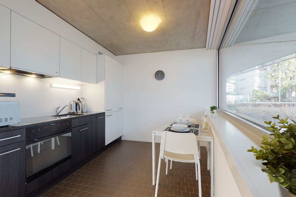 Moderne Küche mit Essbereich am Fenster