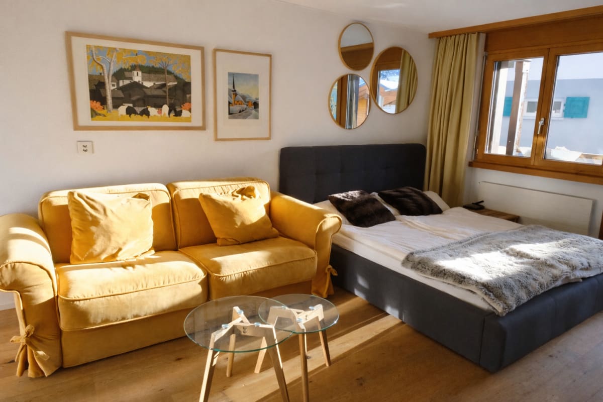 Gemütliches Schlafzimmer mit Sofa und Doppelbett