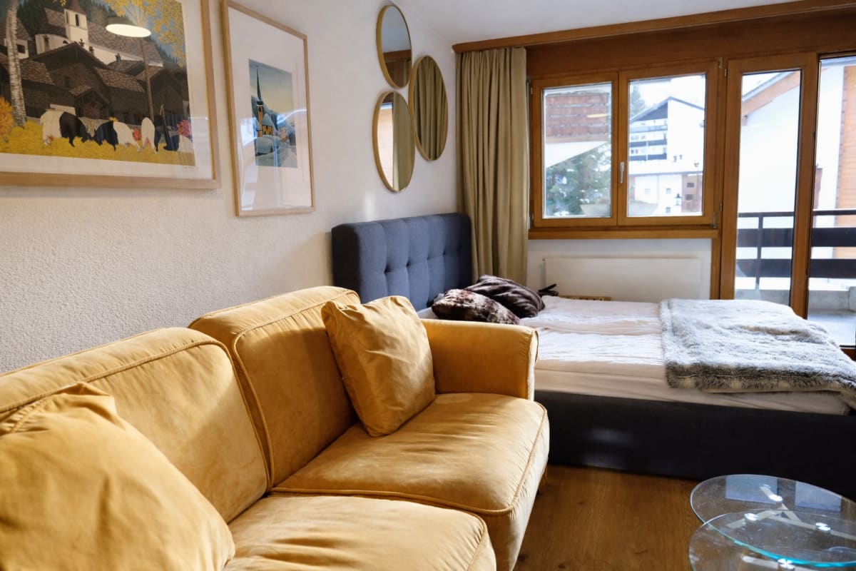 Gemütliches Schlafzimmer mit Balkonblick