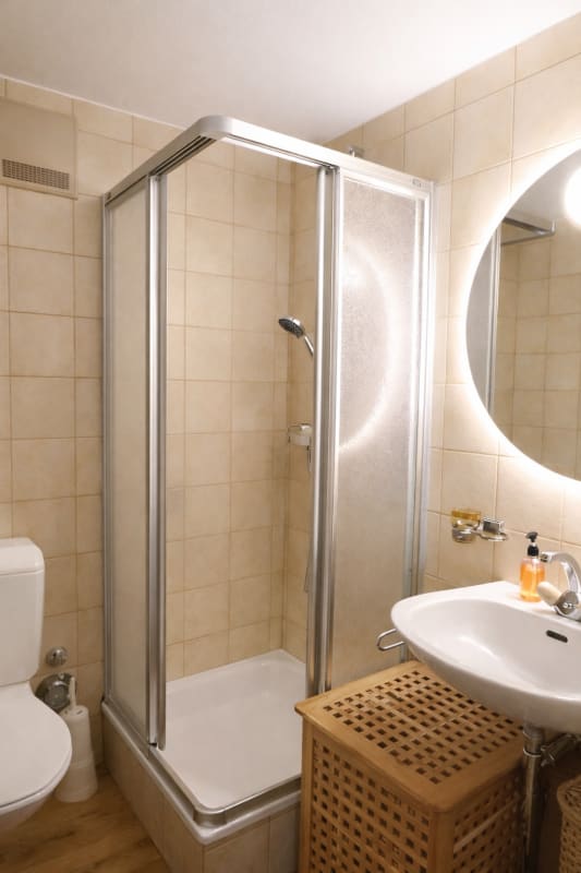Kleines Badezimmer mit Dusche