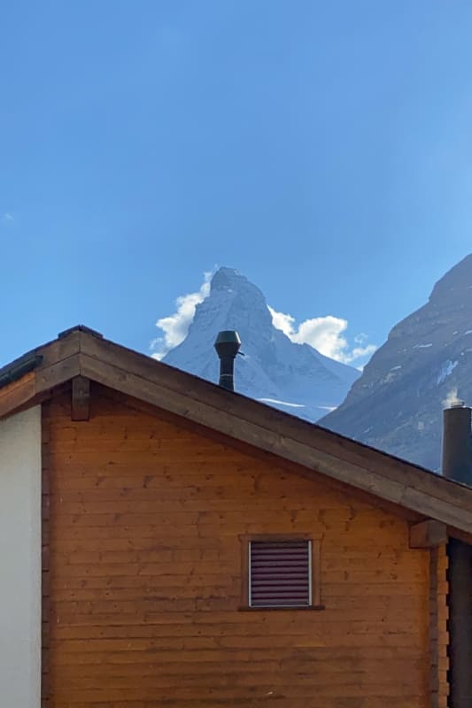 Berghütte mit Matterhorn im Hintergrund