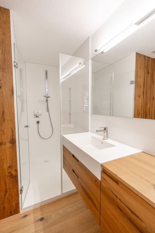 Modernes Badezimmer mit Holzwaschtisch und Walk-in-Dusche