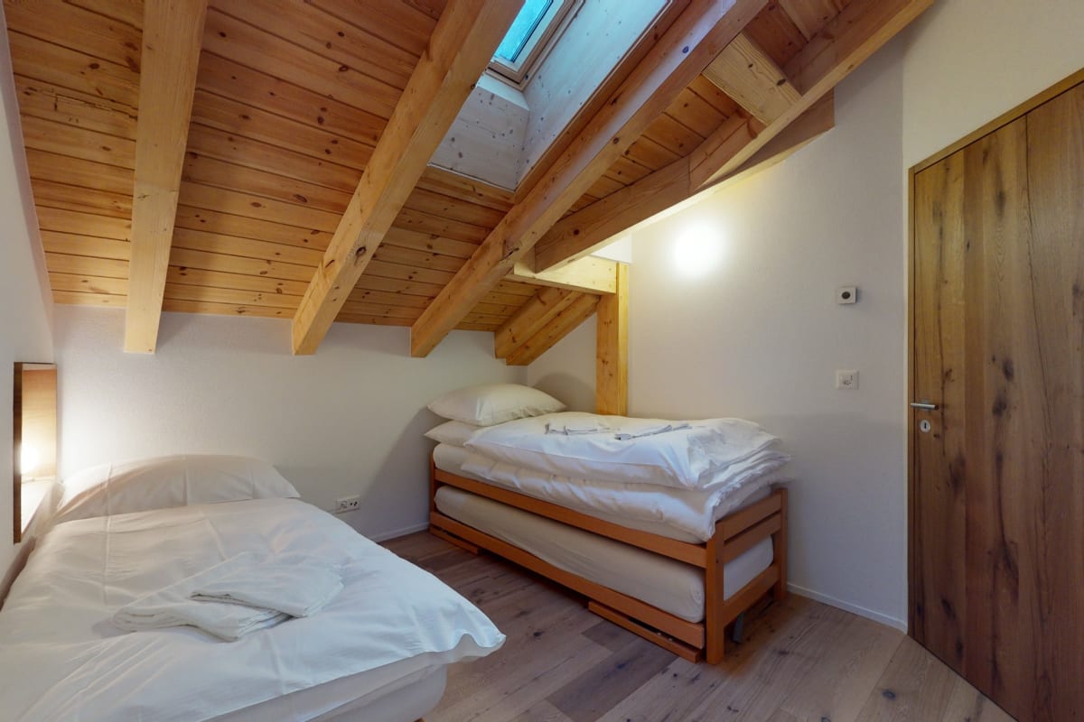 Dachschlafzimmer mit zwei Betten