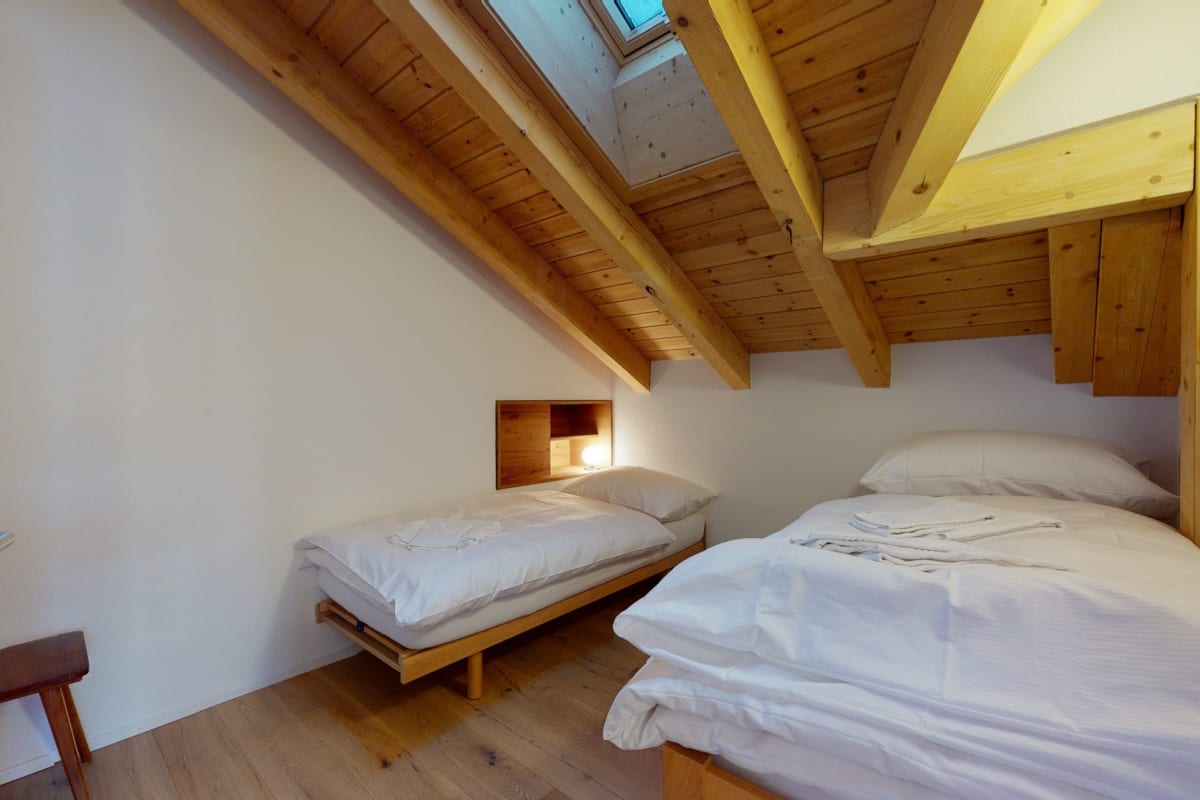Dachgeschoss-Schlafzimmer mit Holzbalken