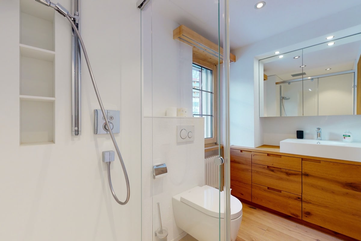 Modernes Badezimmer mit Dusche und Holzwaschtisch