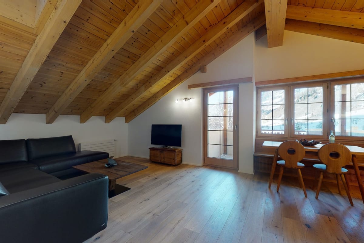 Wohnzimmer mit sichtbarer Holzbalkendecke