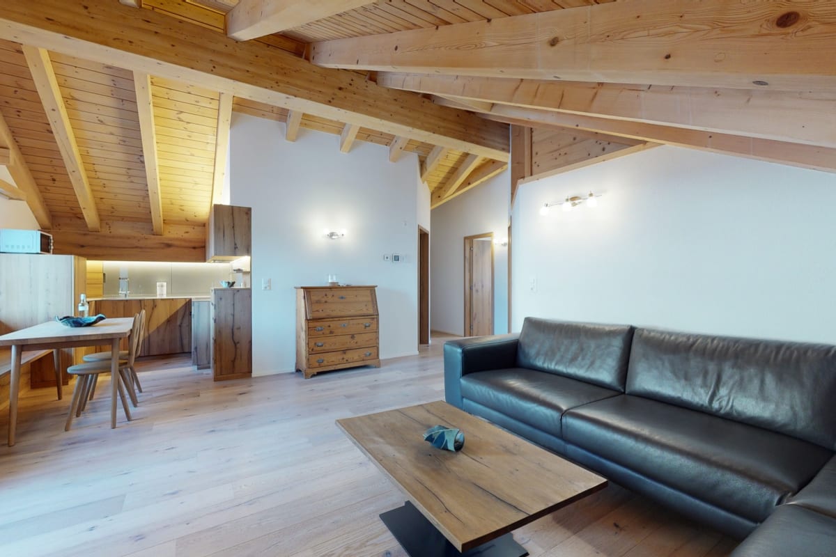 Offener Wohnraum mit Holzbalkendecke