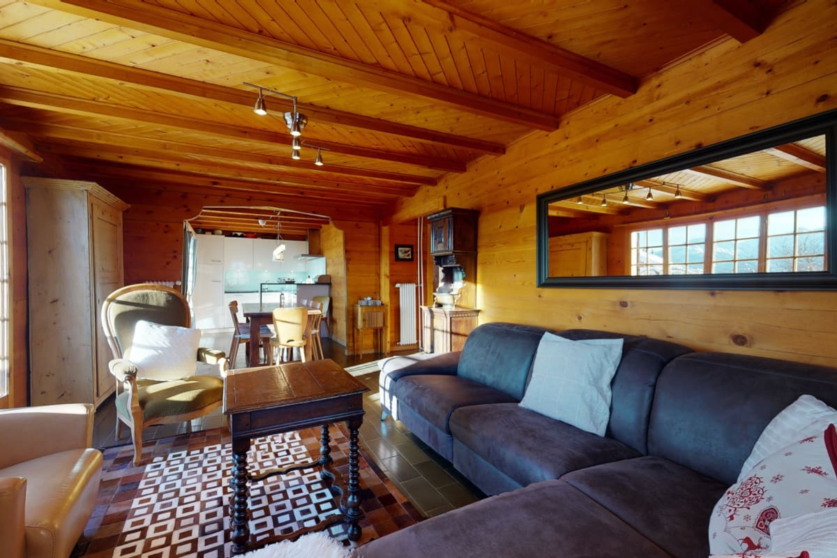 Gemütliches Holzwohnzimmer mit offener Küche