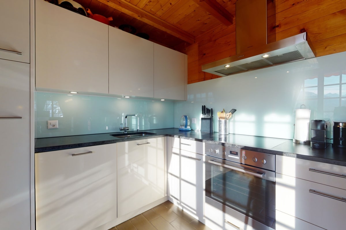 Moderne Einbauküche mit Holzdecke