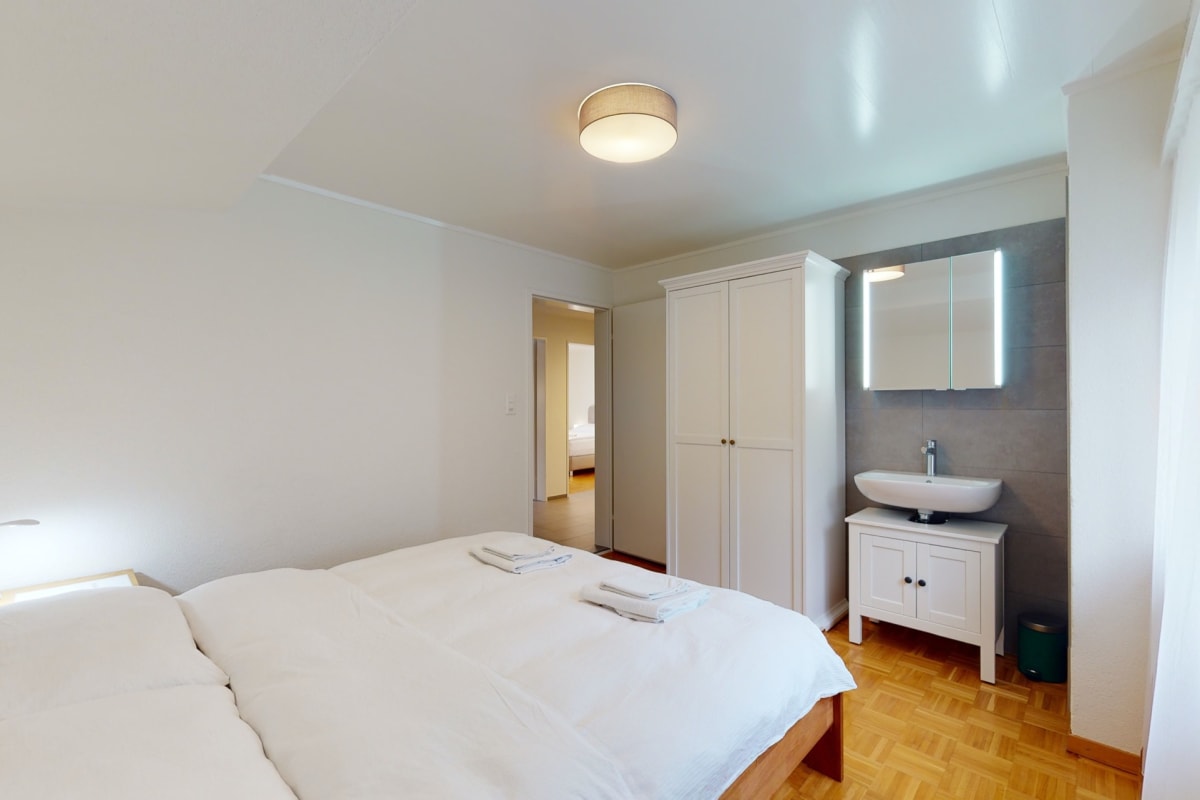 Schlafzimmer mit integriertem Waschbereich