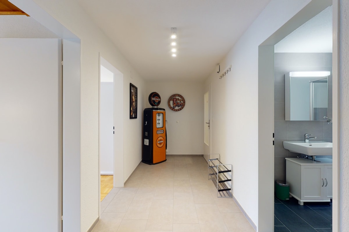 Heller Flur mit Blick in ein Badezimmer