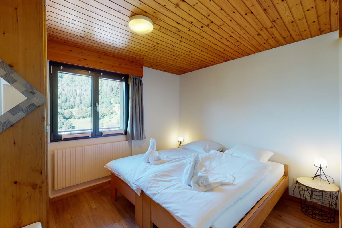 Gemütliches Schlafzimmer mit Holzdecke