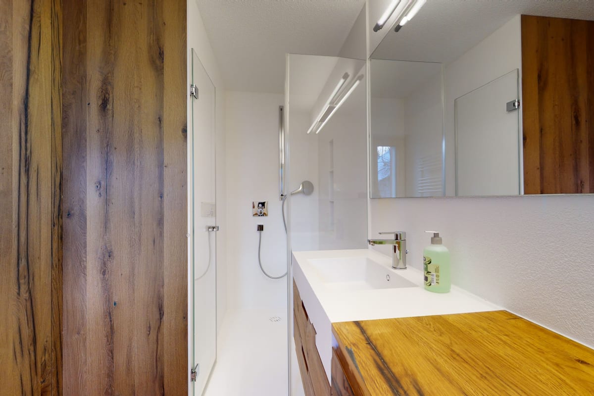Modernes Badezimmer mit Holzakzenten