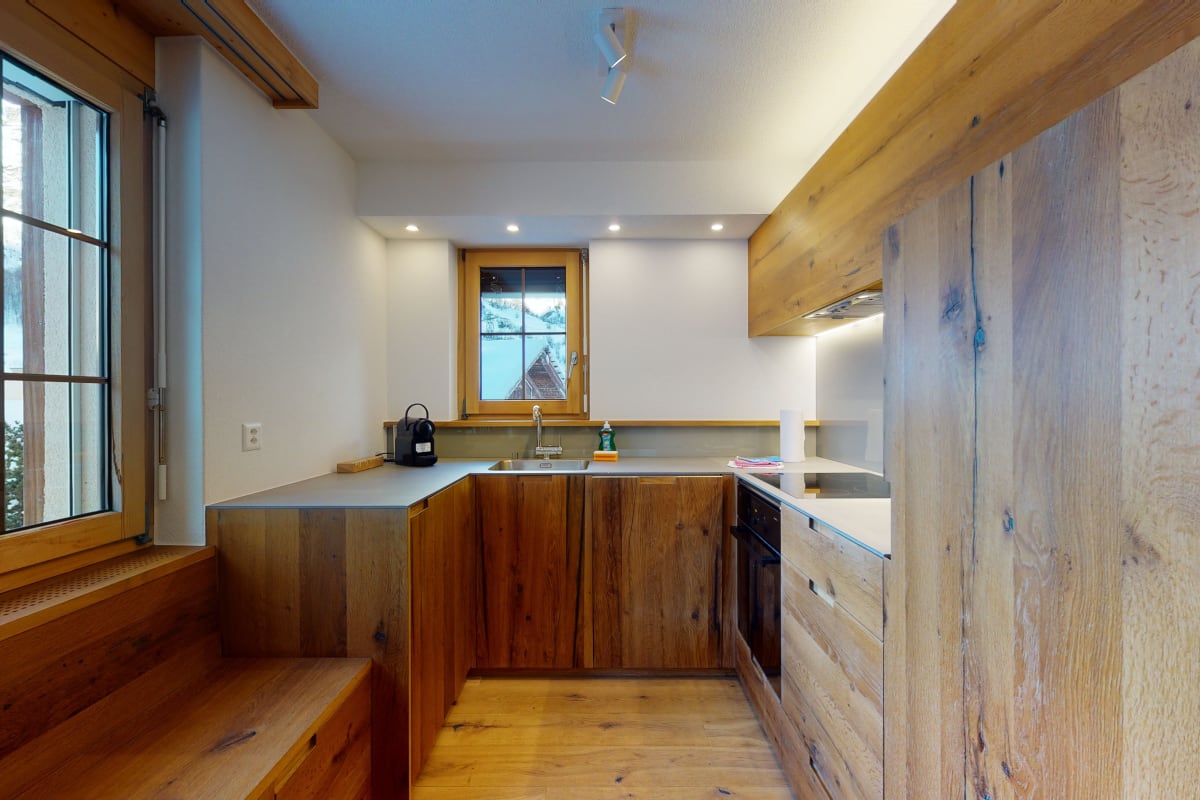 Holzküche mit Fenstern und Arbeitsflächen