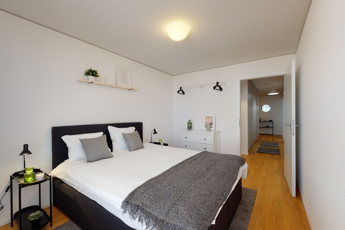 Modernes Schlafzimmer mit Doppelbett