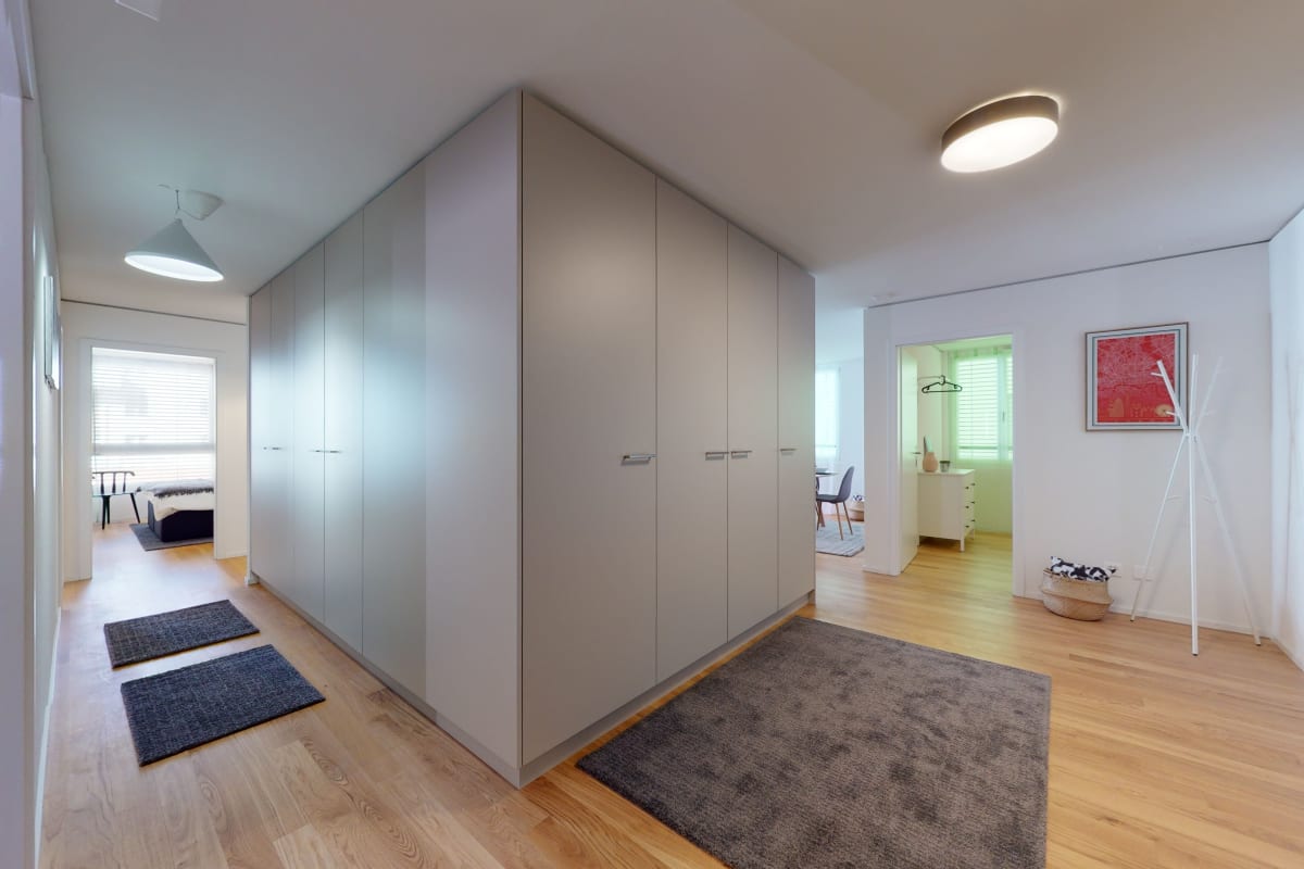 Heller Flur mit großem Einbauschrank