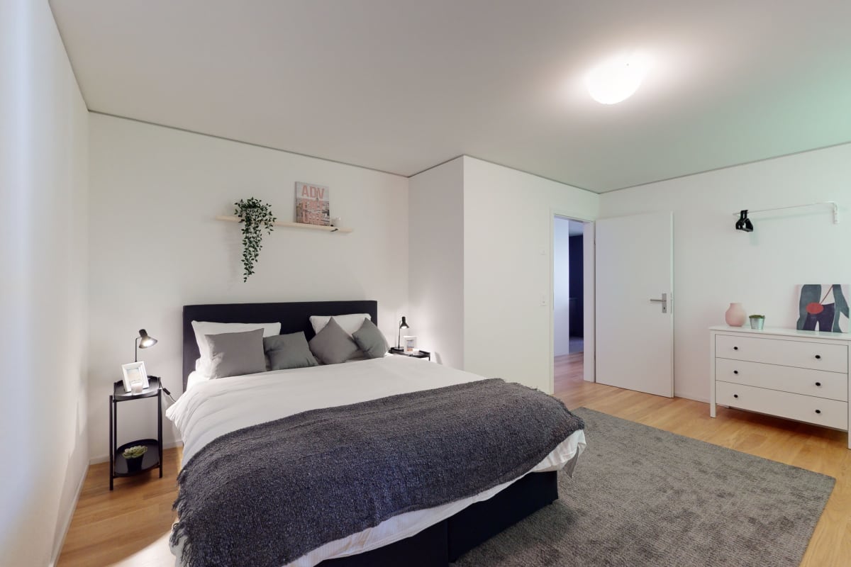 Modernes Schlafzimmer mit schlichter Einrichtung