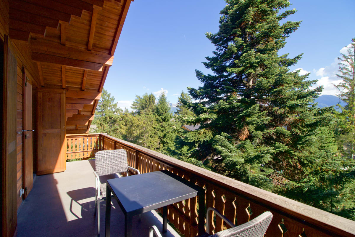 Holzbalkon mit Bergblick