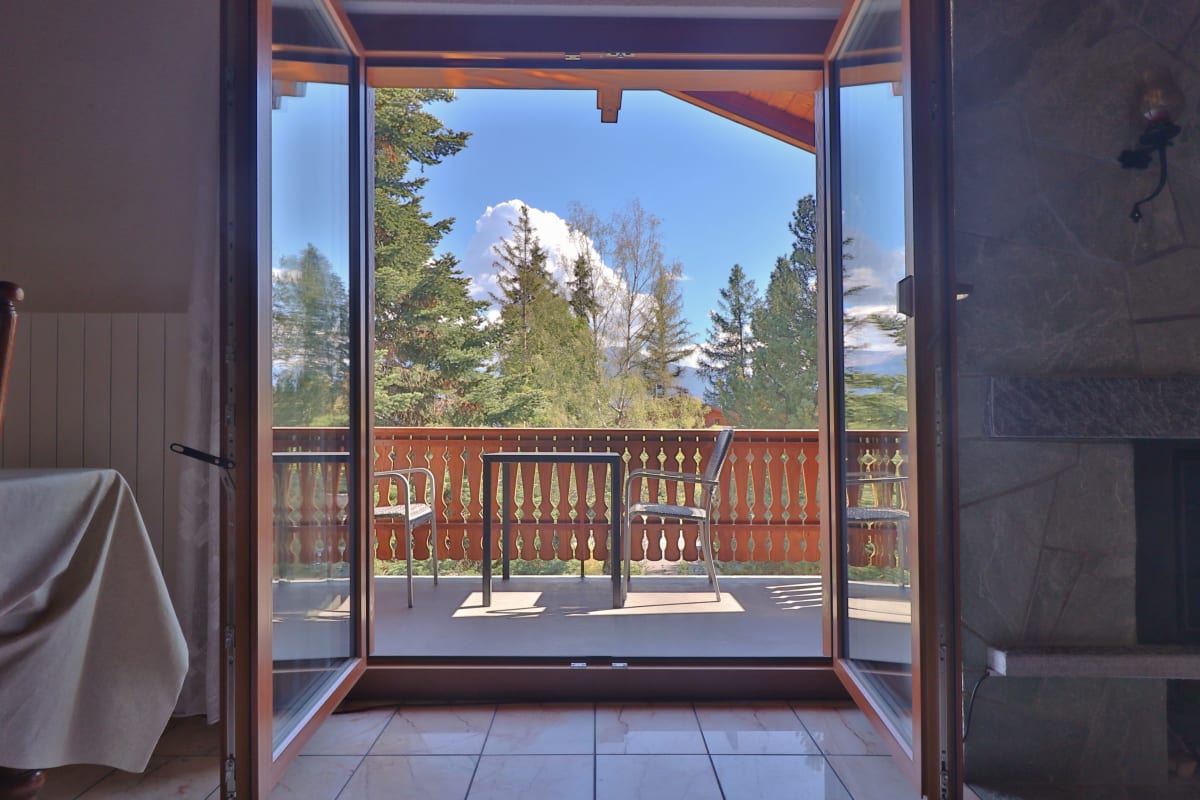 Blick von innen auf Balkon mit Terrassentür