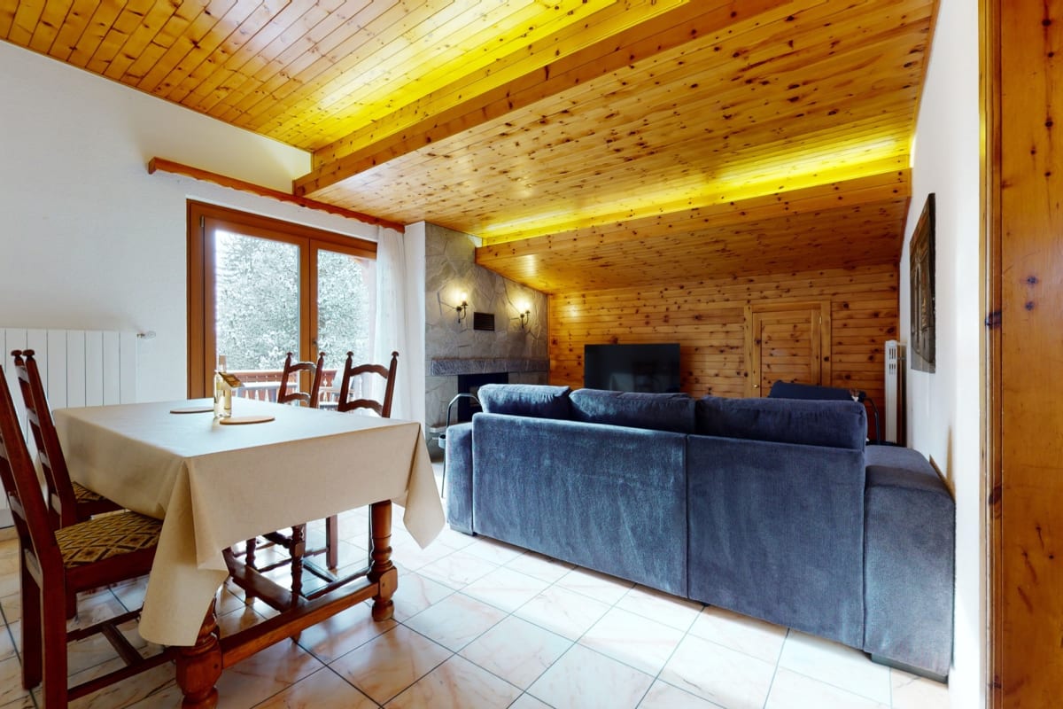Wohn- und Essbereich mit Holzdecke