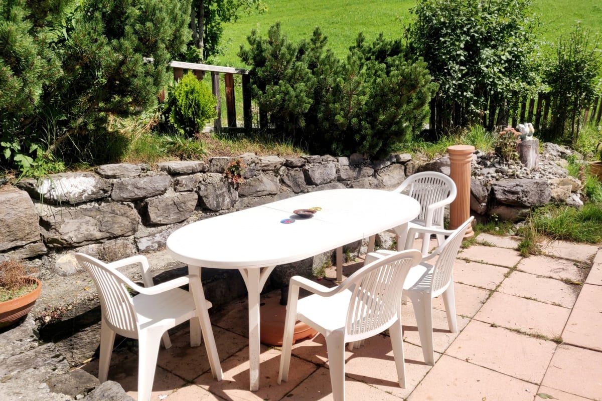 Terrasse mit Gartenmöbeln