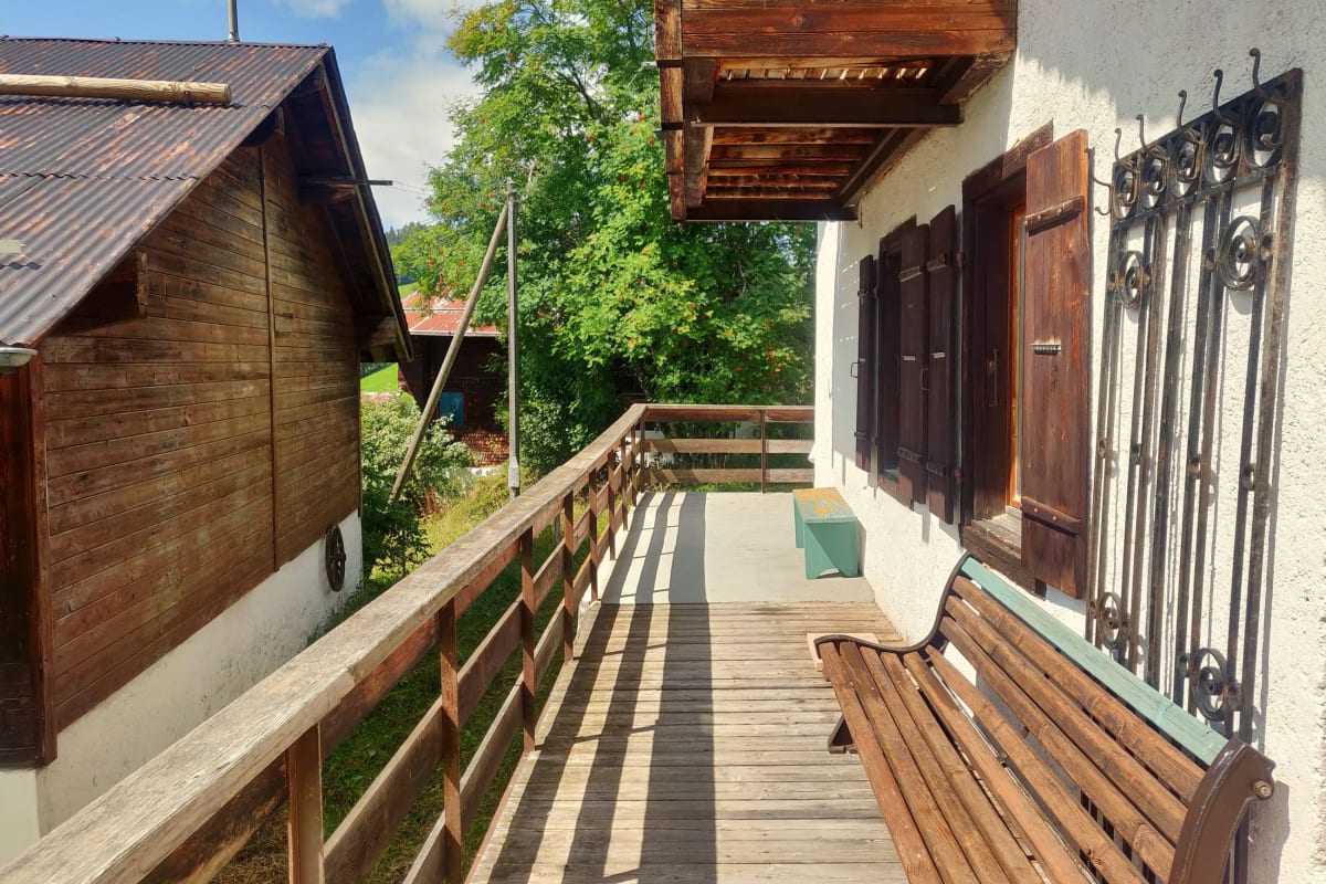 Holzbalkon mit Gartenblick