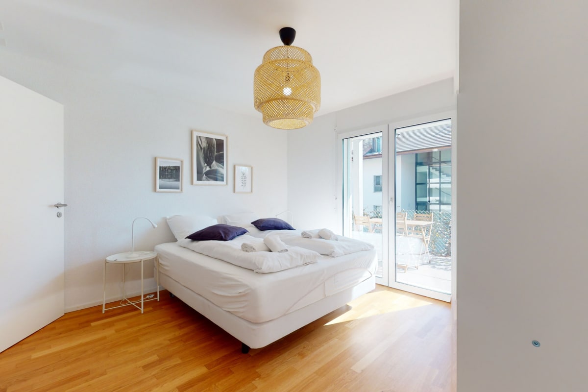 Helles Schlafzimmer mit Balkonzugang