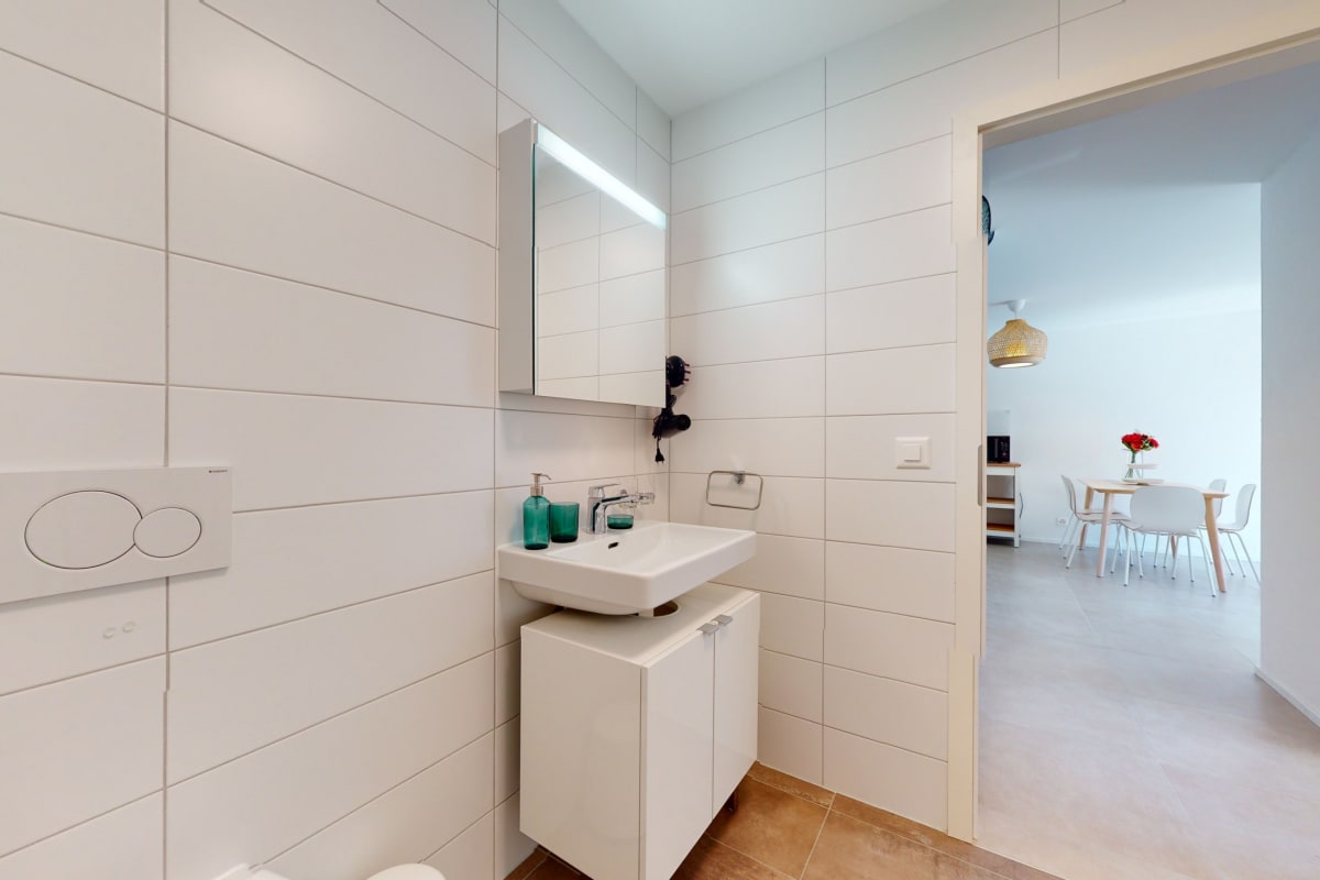Modernes Gäste-WC mit Blick in den Essbereich