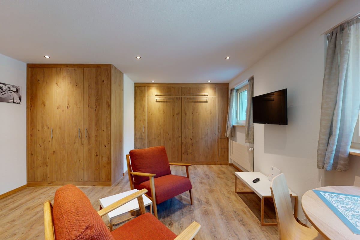 Helles Schlafzimmer mit Holzschrankwand