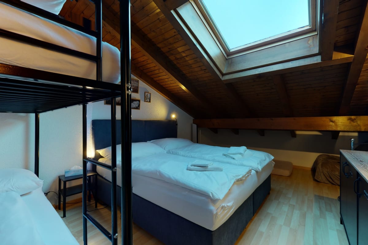 Dachgeschoss-Schlafraum mit Dachfenster und Etagenbett