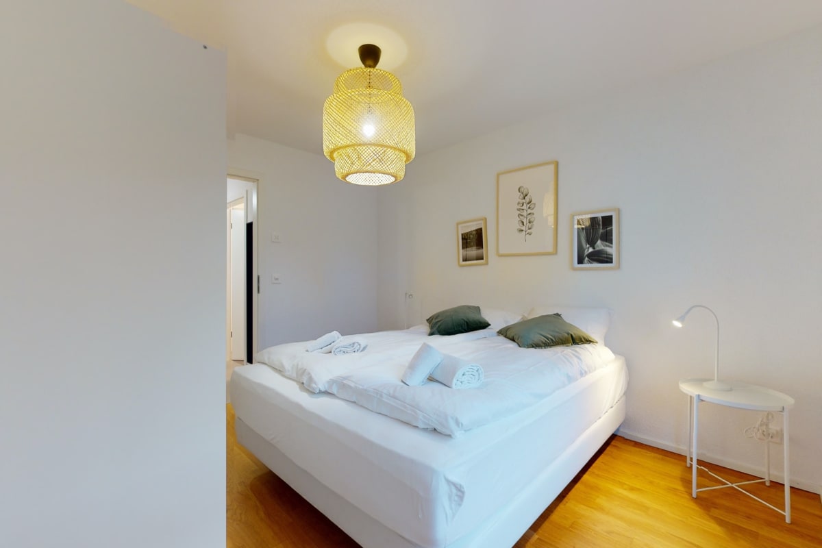 Helles Schlafzimmer mit Doppelbett