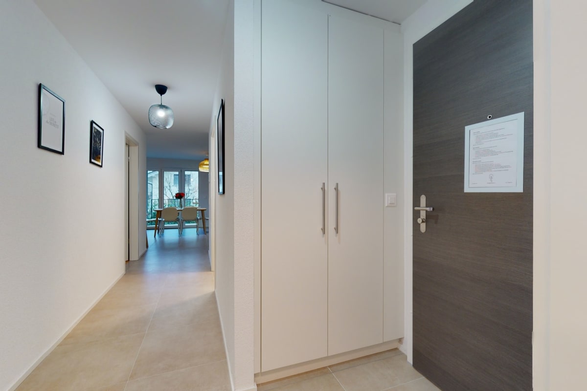 Heller Eingangsflur mit Einbauschrank