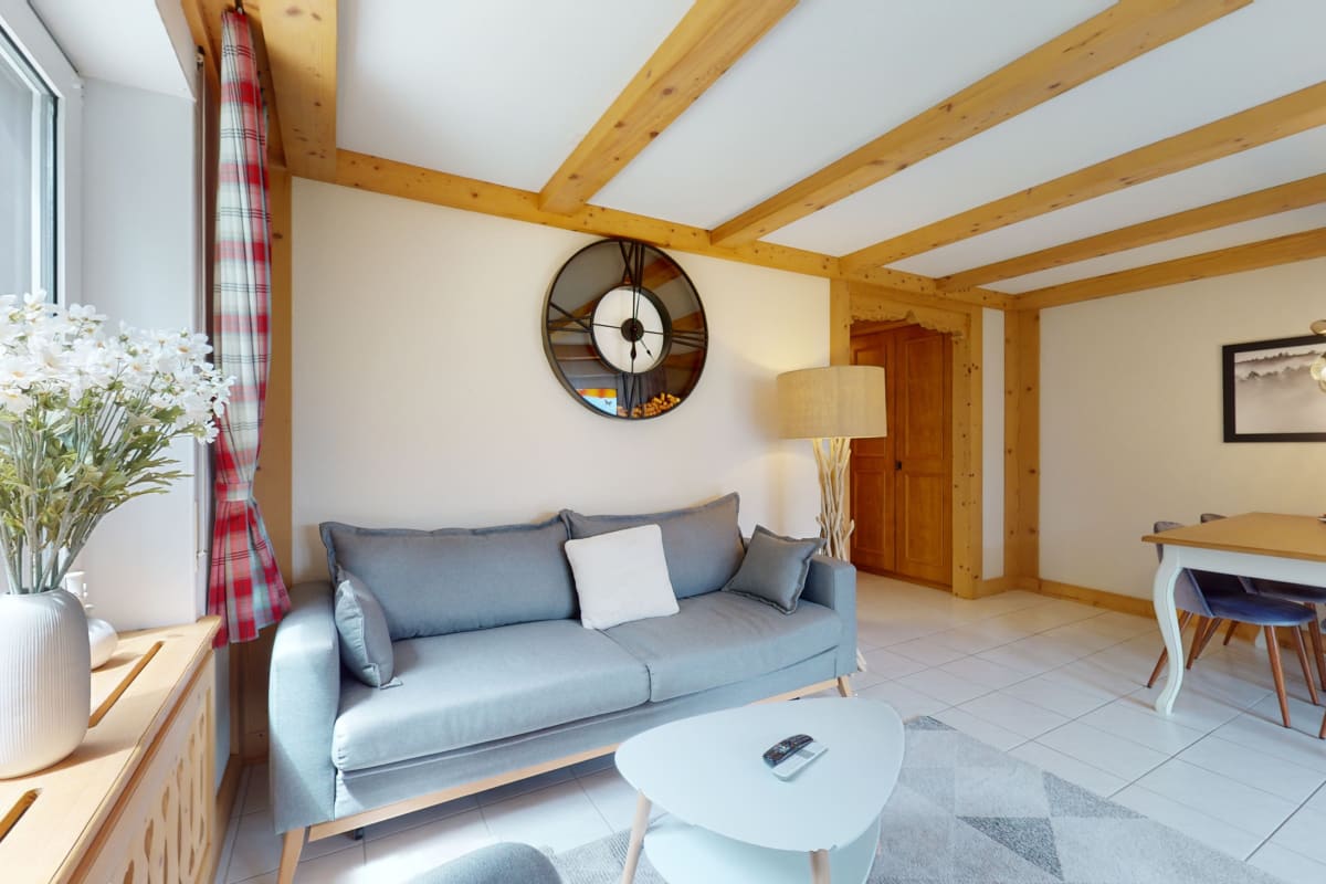 Gemütliches Wohn-Esszimmer mit Holzbalken